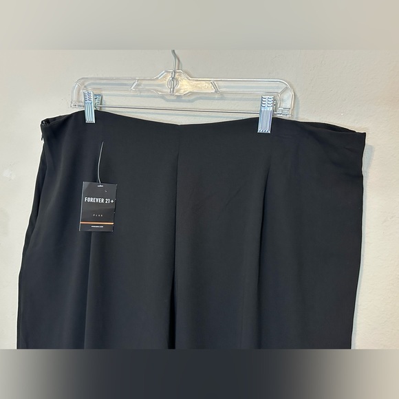 NWT Forever 21 Women’s Plus Size Wide Black Dress Pant with side zipper- size 3x - Picture 5 of 9